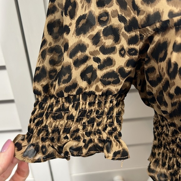 Superdown Lexi Leopard Print Smocked Puff Sleeve Crop Top Size Medium - Picture 7 of 12